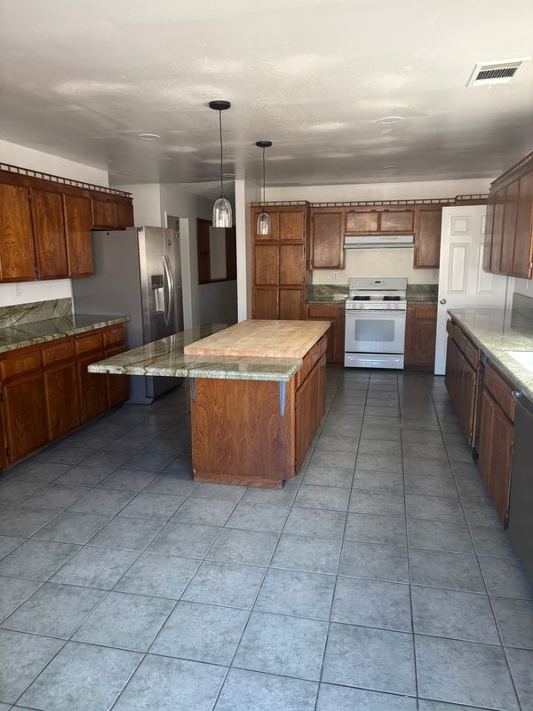 Foto del edificio - 12800 Riverview Dr