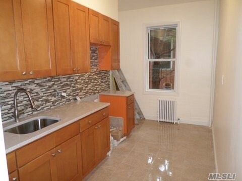 Foto del edificio - 545 Rogers Ave
