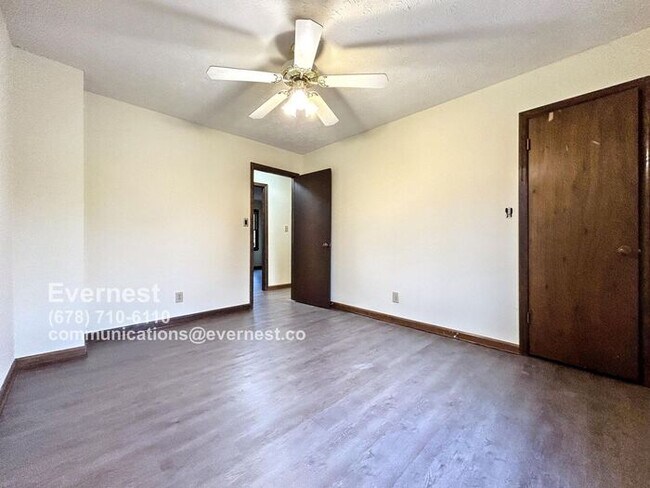 Foto del edificio - Charming 3-Bedroom Home with Deck and Gara...