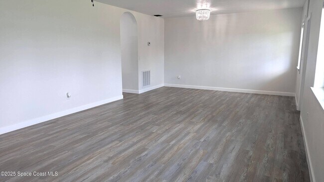 Building Photo - 702 Lund Cir