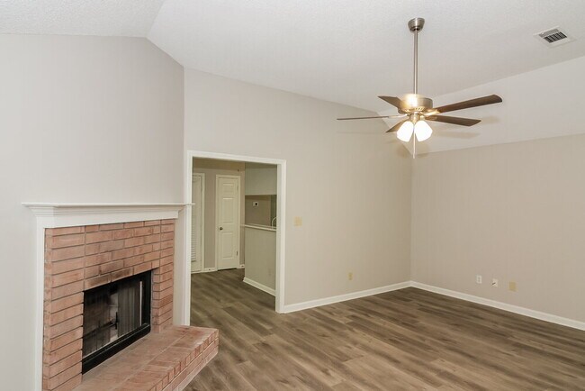 Foto del edificio - 1124 Dove Hollow Cir E