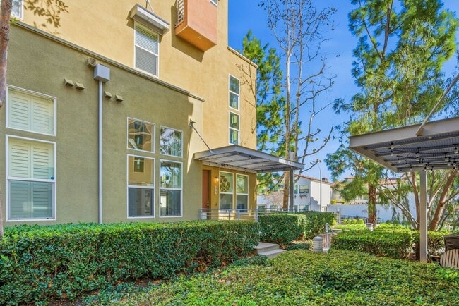 Building Photo - Designer-Upgraded Condo with Loft in Prime Location!