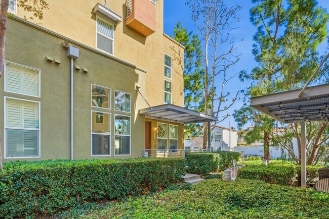 Foto del edificio - Designer-Upgraded Condo with Loft in Prime Location!