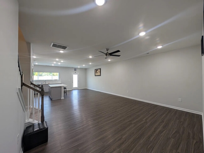 Foto del edificio - Room in Townhome on Regal Dr
