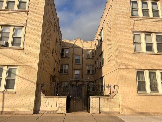 Foto del edificio - 3154 N Linder Ave