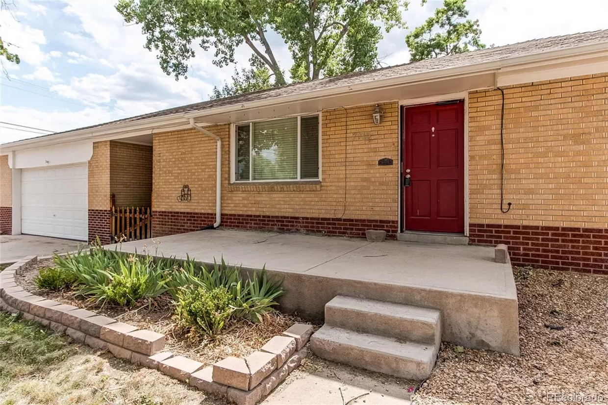 Primary Photo - Large Backyard and Finished Basement!