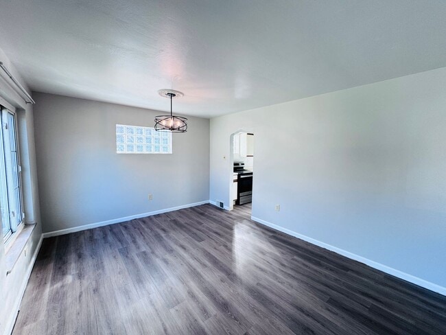 Foto del edificio - Beautiful Three Bedroom with Basement and Garage