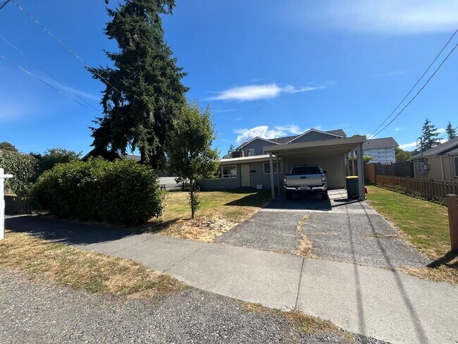 Building Photo - Three Bedroom House