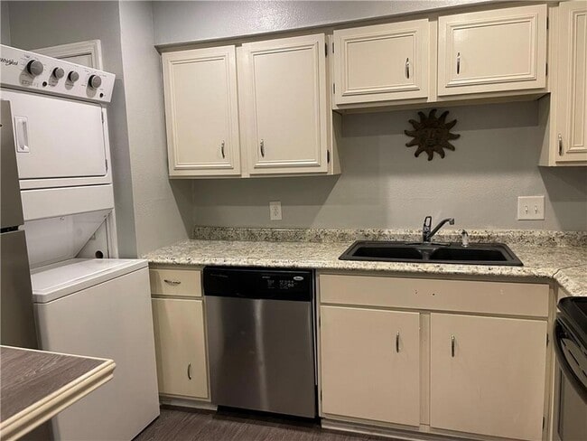 Photo - 1161 Lake Ave Apartment