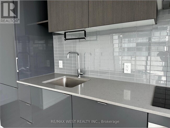 Building Photo - 161-3161 Roehampton Ave