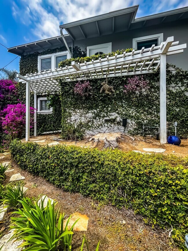 Foto del edificio - Unbelievable Stand-Alone 2-Bedroom House in Prime West Hollywood Hills