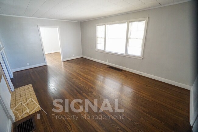 Building Photo - 1025 5th St W