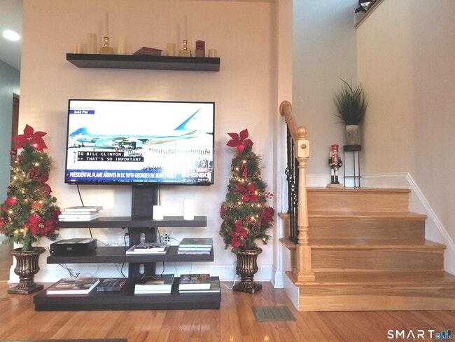 Building Photo - 1093 Shippan Ave