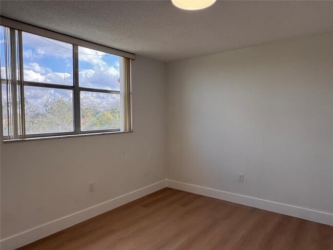 Building Photo - 1820 N Lauderdale Ave