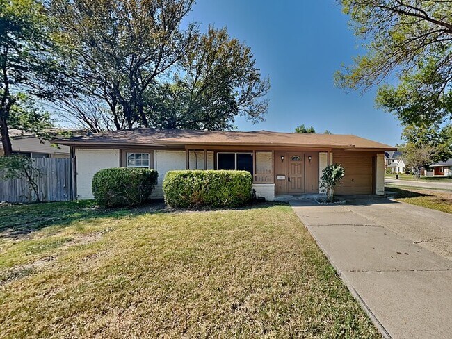 Building Photo - Simply Adorable 3/2 Home!