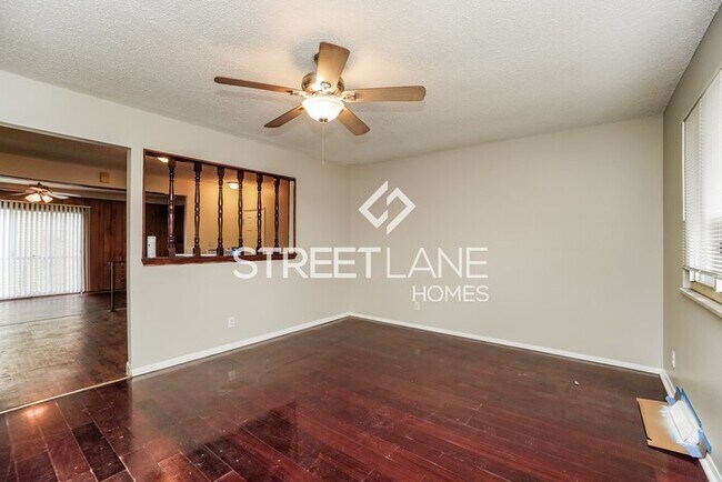 Foto del edificio - REDUCED PRICE! - Now offering $1000 off fi...