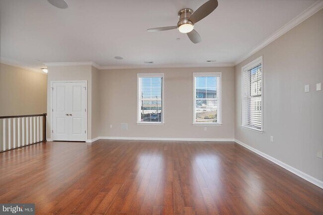 Building Photo - 412 Woodcrest Dr SE