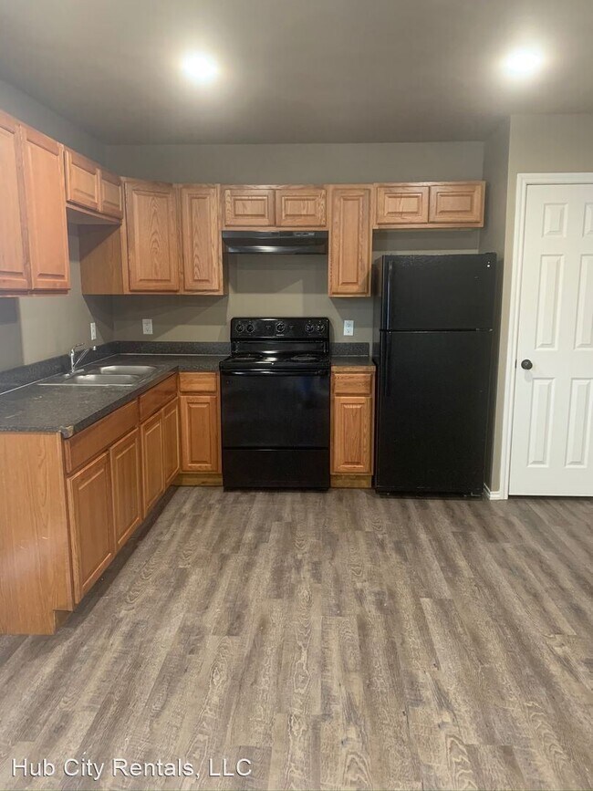 Building Photo - 3 br, 1 bath Apartment - 2807 East 2nd Street