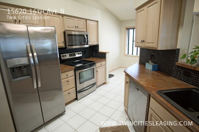 Building Photo - Beautiful Townhouse with a Jacuzzi Tub!