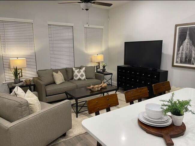 Building Photo - 4725 Piedras Lanzar Dr