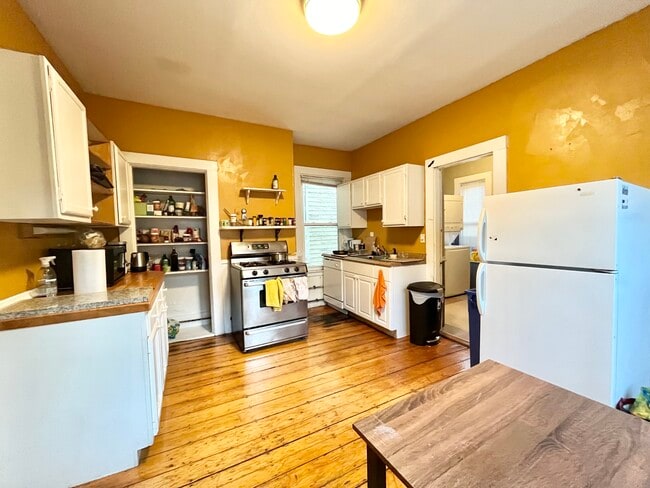 Building Photo - 44 Delle Ave