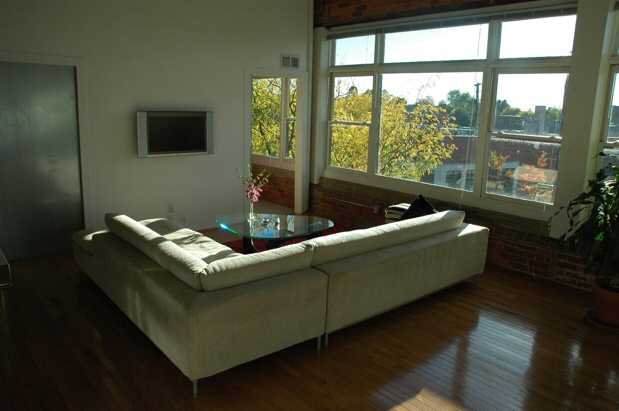 Sitting Room - 956 N High St