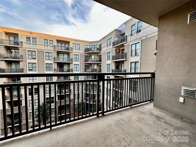 Building Photo - 718 W Trade St