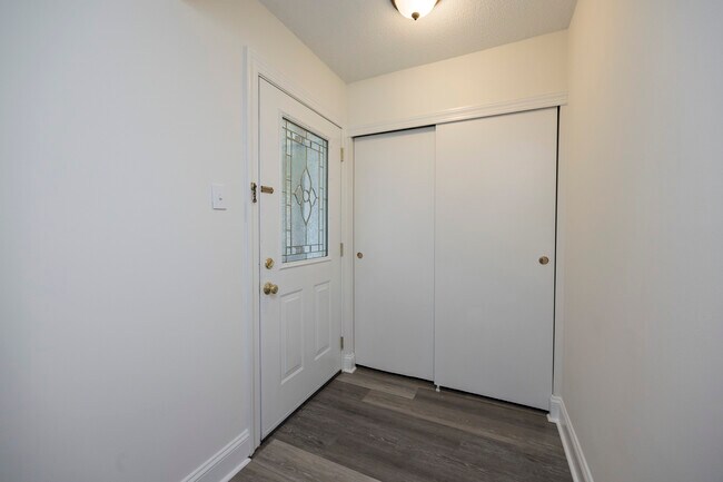 Building Photo - 215 Meadowview Ln