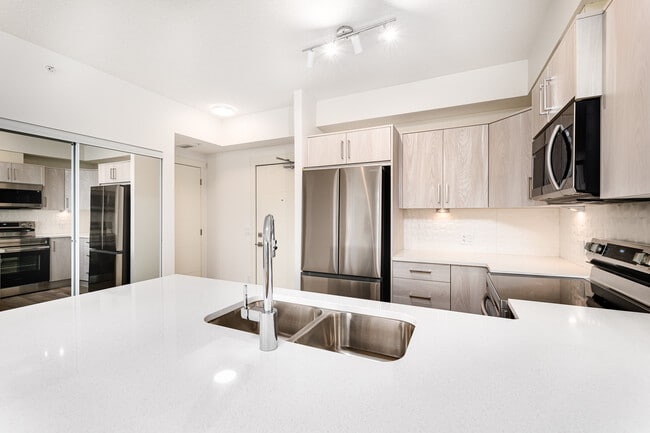 Building Photo - Hat at 122