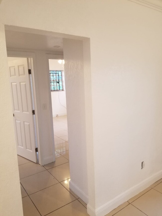 Fotografía del edificio - 7043 NW 6th Ct