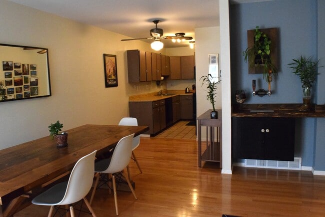 Building Photo - 3B/2.5B Updated Lafayette End-Unit Townhou...