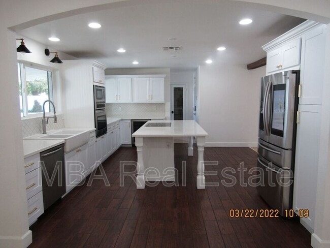 Building Photo - 2802 E Weldon Ave