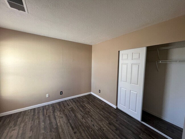 Building Photo - 2 Bedroom Single Story Home Available Near...