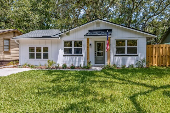 Building Photo - Amelia Island Cottage - Completely renovated
