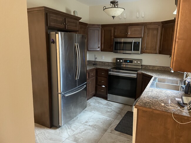 Kitchen - 610 Highland Ridge Dr