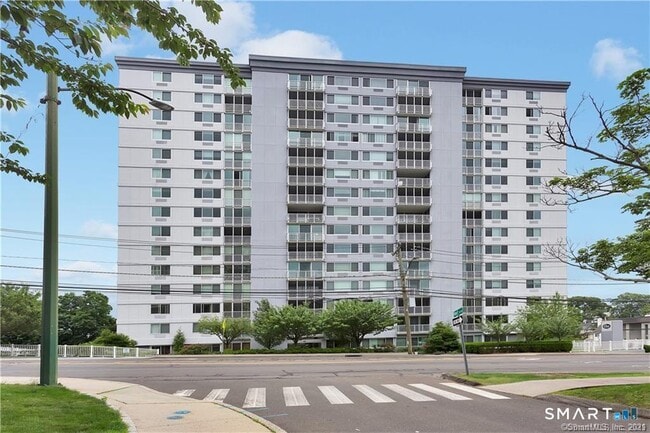 Foto del edificio - 1 Strawberry Hill Ave