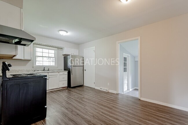 Building Photo - 537 Hemingway St