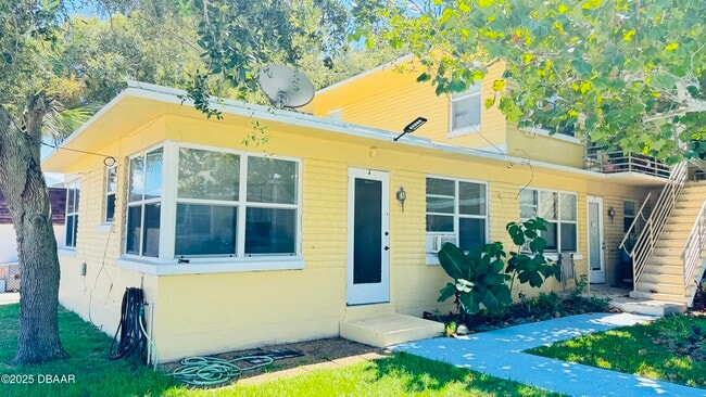 Building Photo - 637 N Oleander Ave