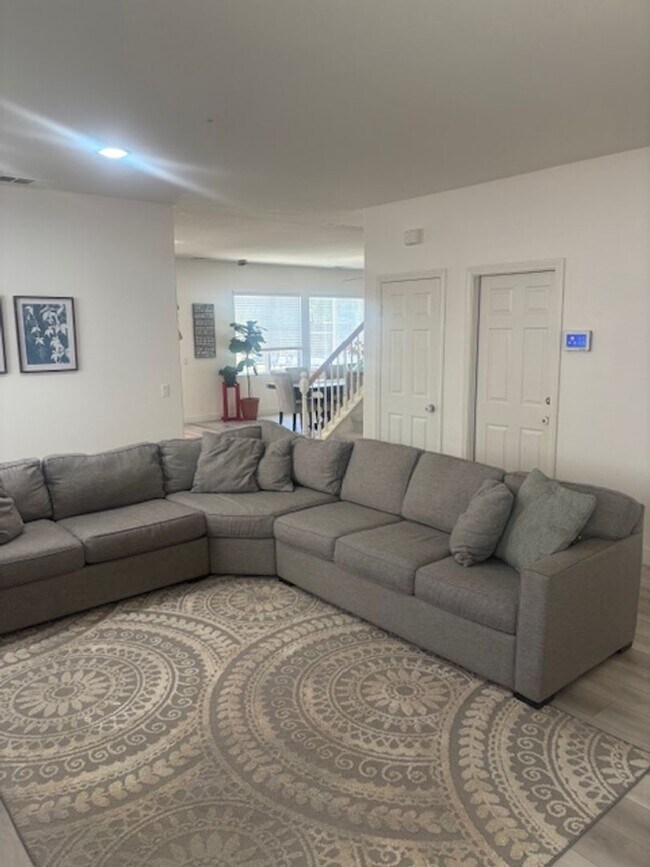 Foto del edificio - Beautiful Two-Story Residence in Desirable...