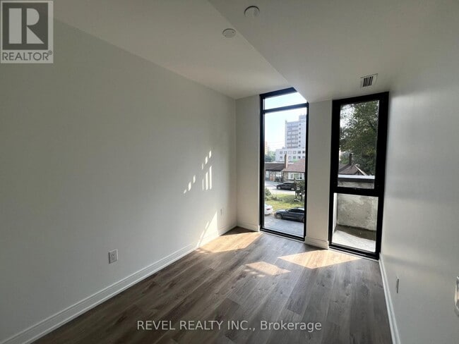 Building Photo - 3009-3009 Novar Rd
