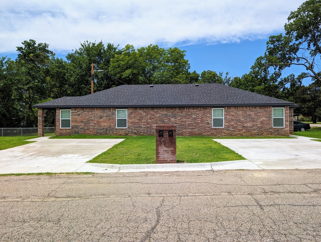 1301 Houston St, Durant, OK 74701 Townhome Rentals in Durant OK