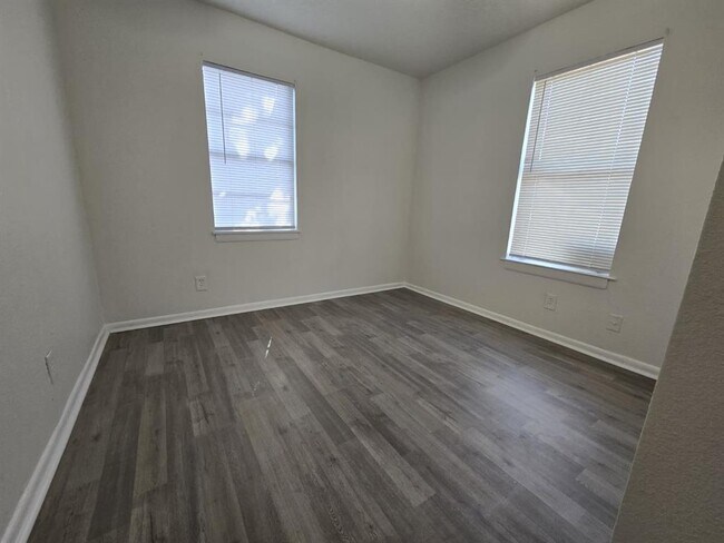 Foto del edificio - 6905 Bennett Ave