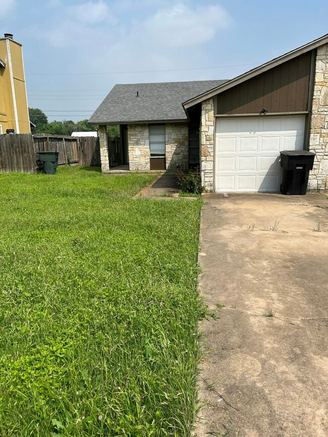Building Photo - 821 Betsy Ross Dr