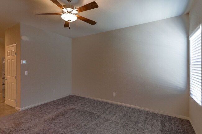 Building Photo - Beautiful 3 Bed Room Home