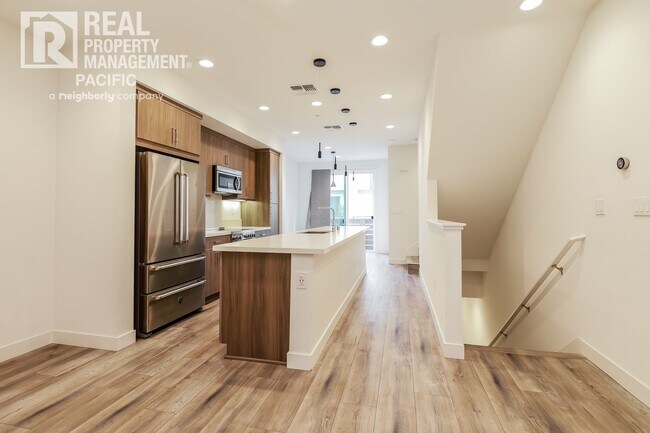 Foto del edificio - Modern Townhome in Gated West Oakland Comm...
