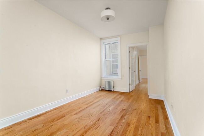 Foto del edificio - 53-23 Skillman Ave