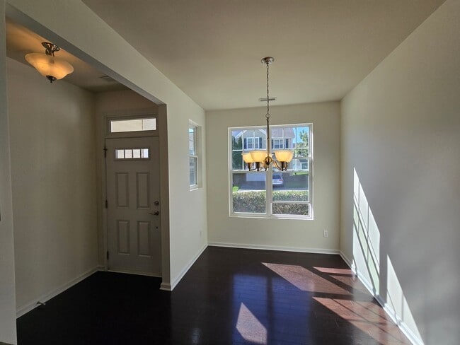 Building Photo - Spacious 3BR, 2.5BA Townhome with Loft & H...