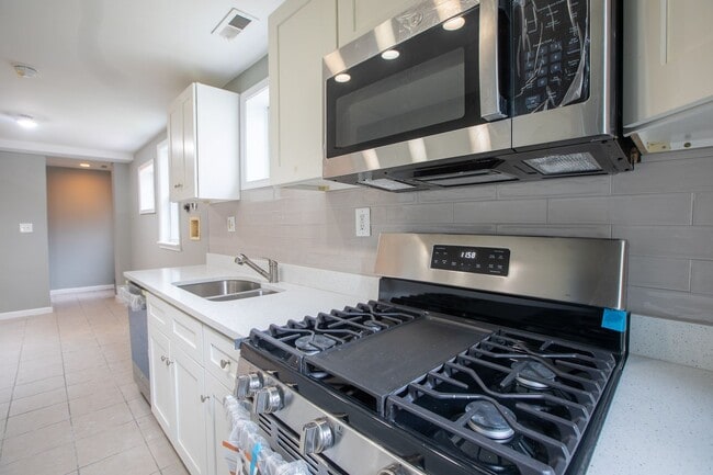 Lovely 2 BR/1 BA Condo in Columbia Heights! - Lovely 2 BR/1 BA Condo in Columbia Heights!