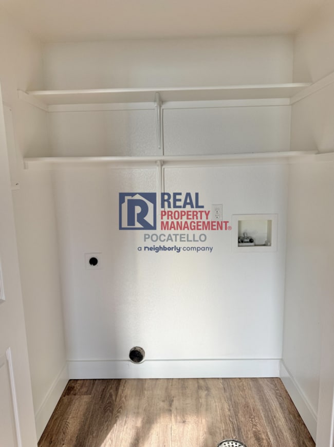 Building Photo - 3 Bedroom 1.5 Bath duplex - 1 car garage