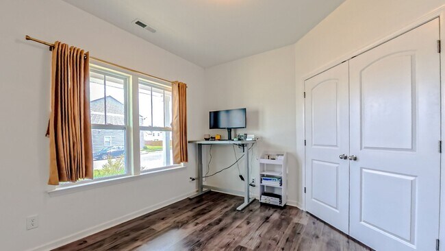 Building Photo - A stylish and modern single-family home wi...